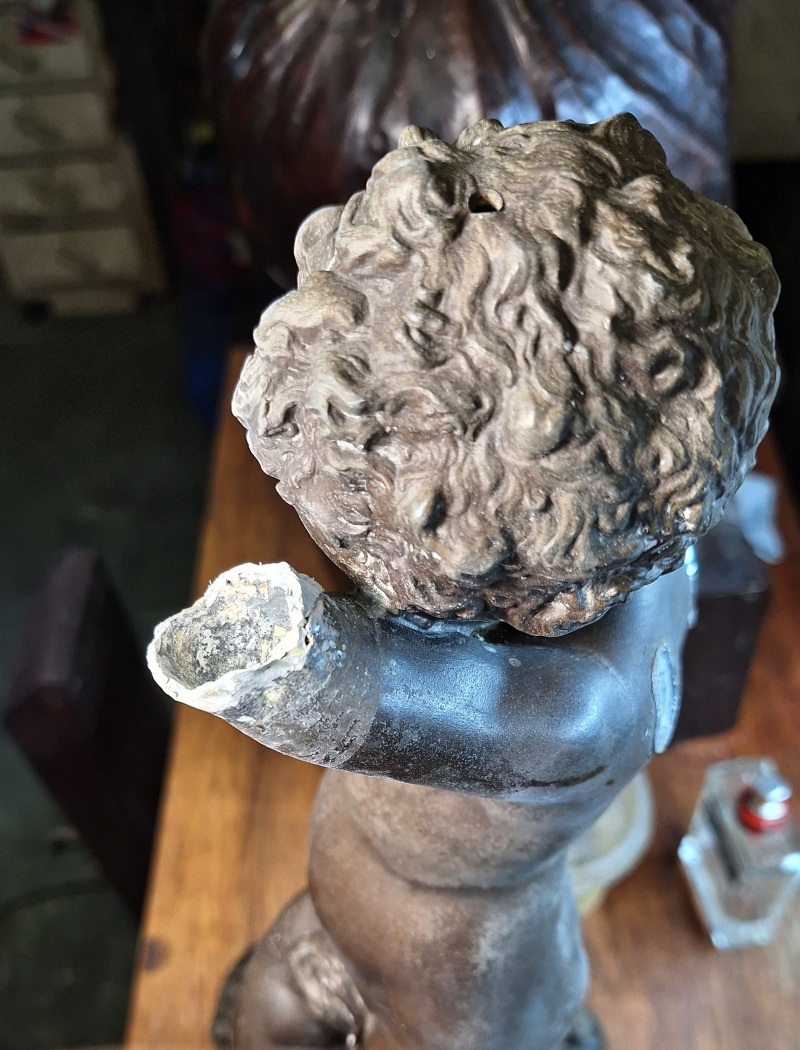 restaura&ccedil;&atilde;o bra&ccedil;o - estatueta de cupido em estanho vista superior 