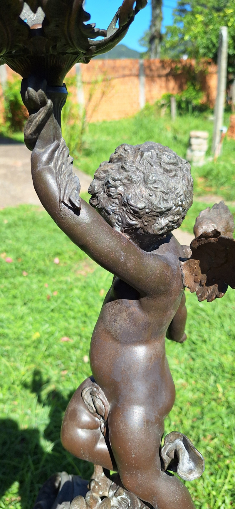 estatua de cupido em estanho 1930 vista lateral bra&ccedil;o restaurado 