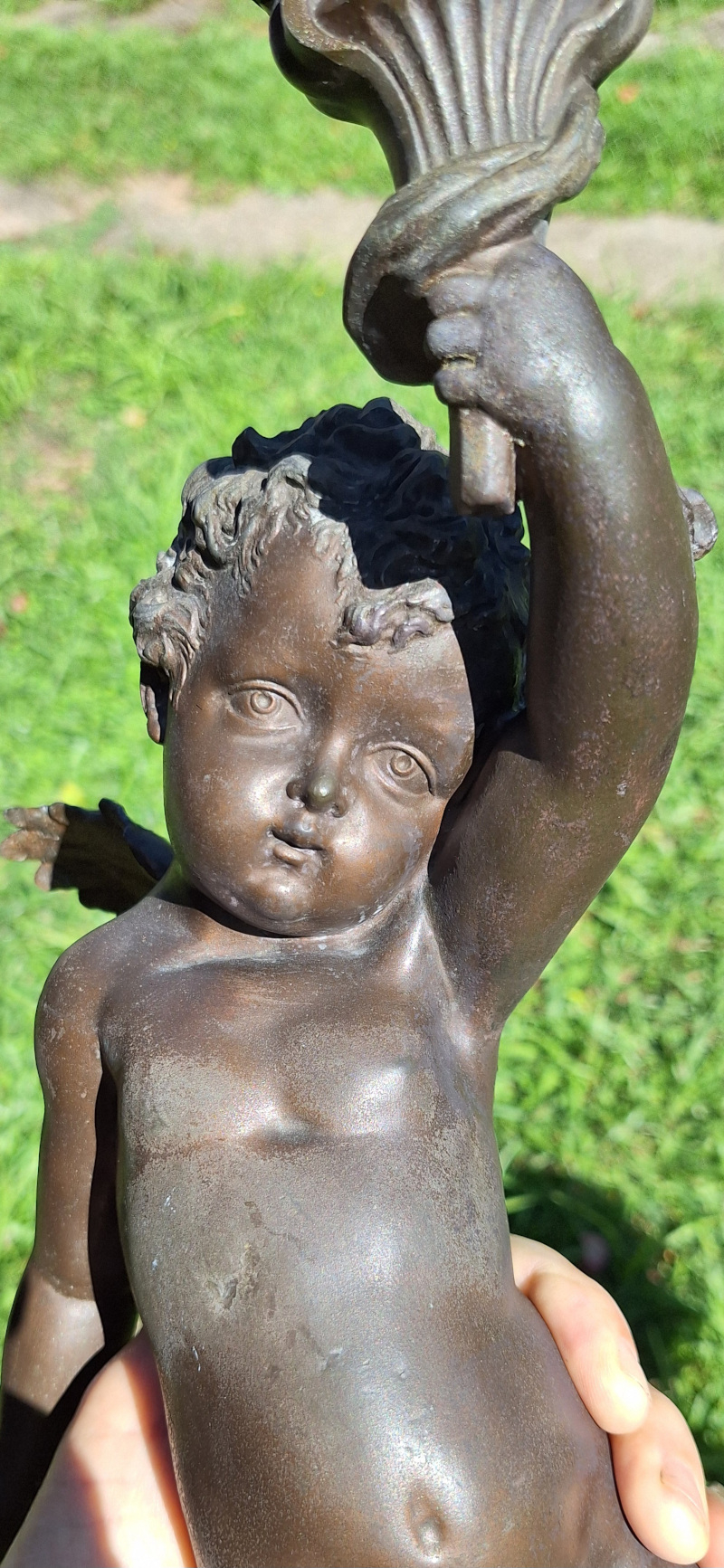 estatua de cupido em estanho 1930 vista frontal e inferior do bra&ccedil;o restaurado 